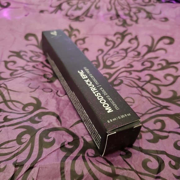 Younique Moodstruck Epic Mascara Black (Anniversary Edition Packaging) - Picture 4 of 6